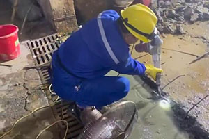 船营地下室伸缩缝堵漏施工视频